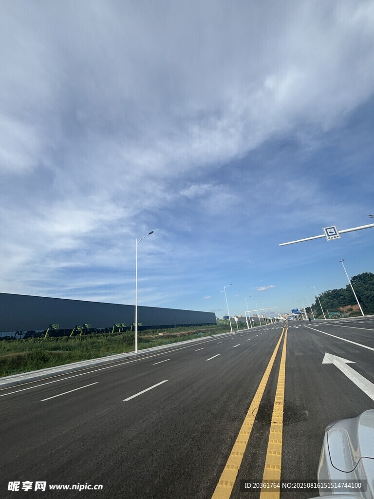 宽阔公路与蓝天白云美景