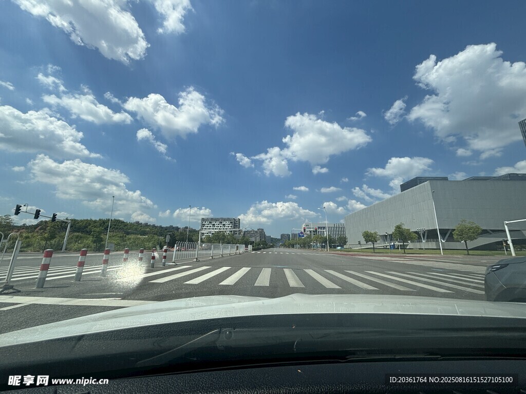 车内视角的晴朗道路景象