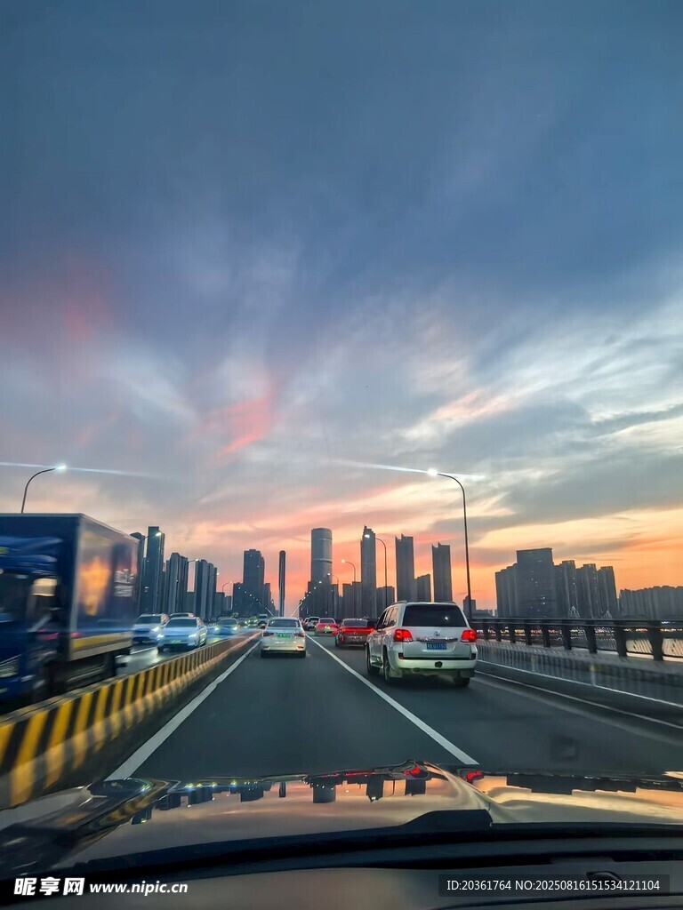 城市黄昏公路天际线美景