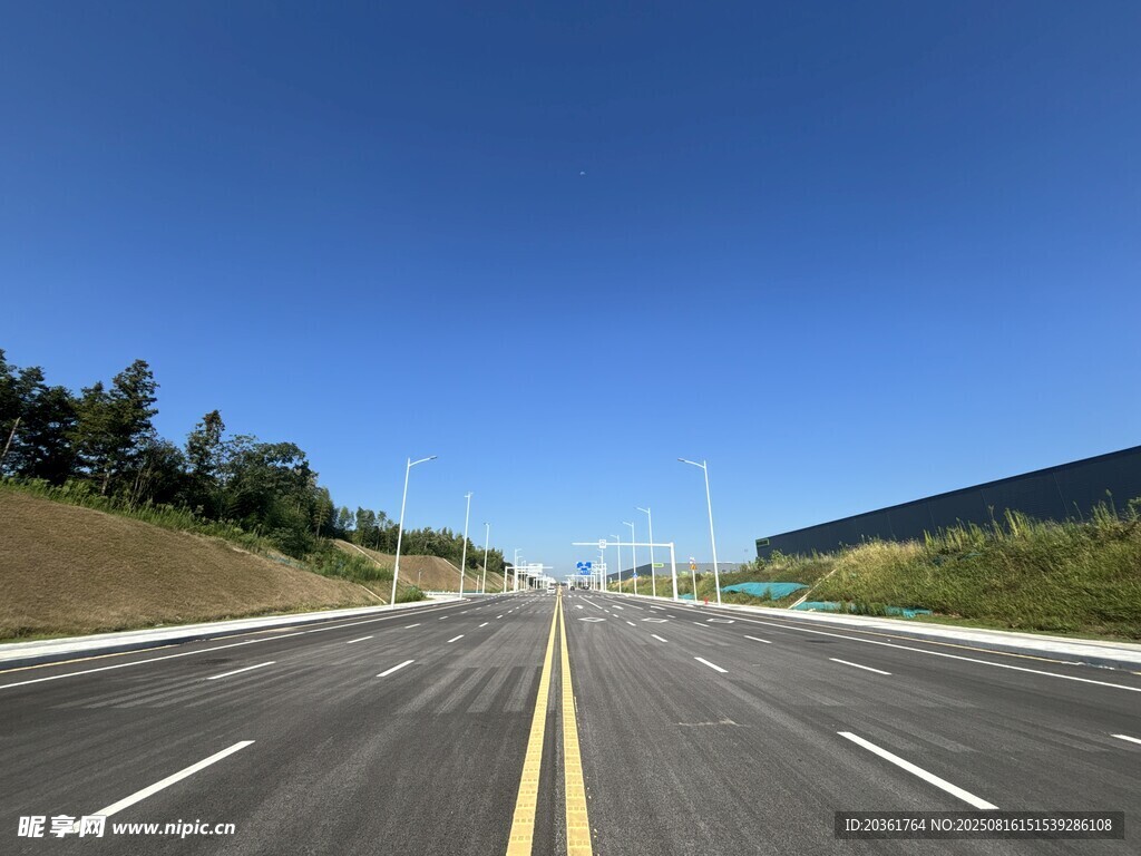 宽阔公路伸向远方