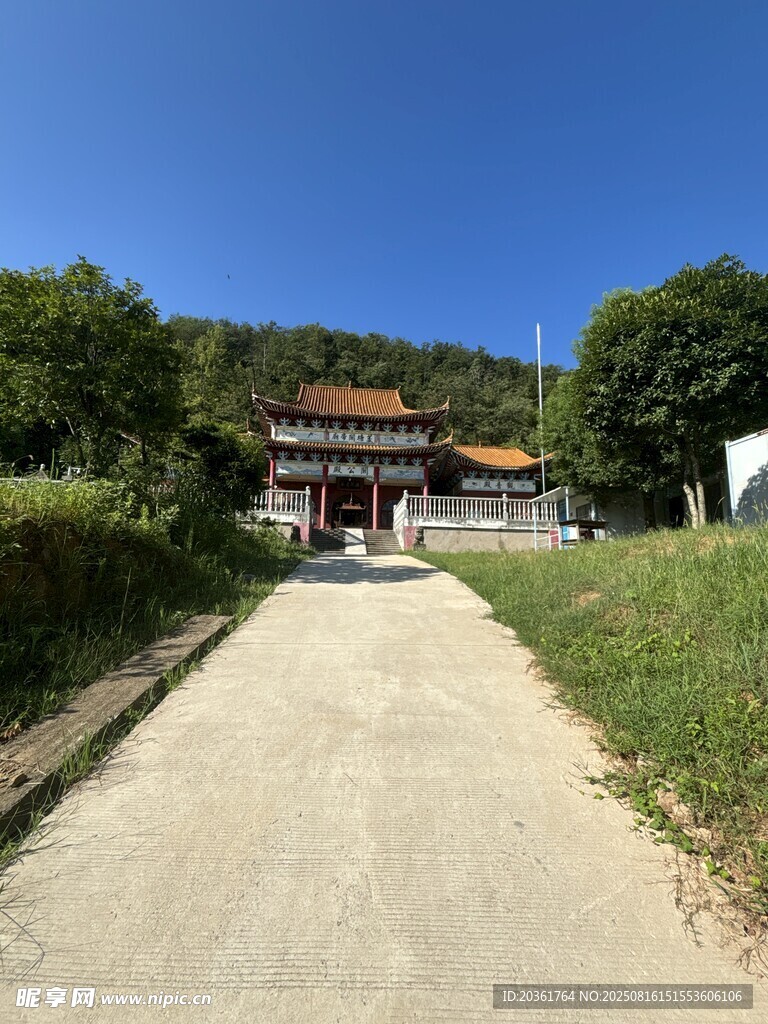 古雅庙宇前的清幽小径