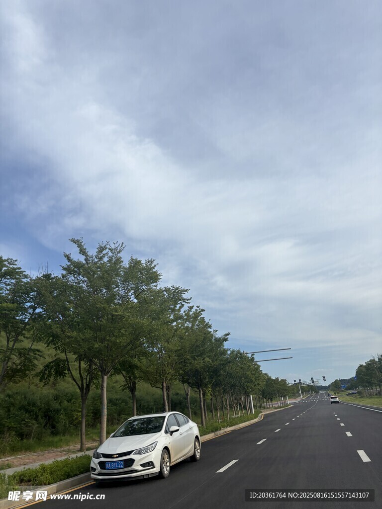 公路上的白色轿车
