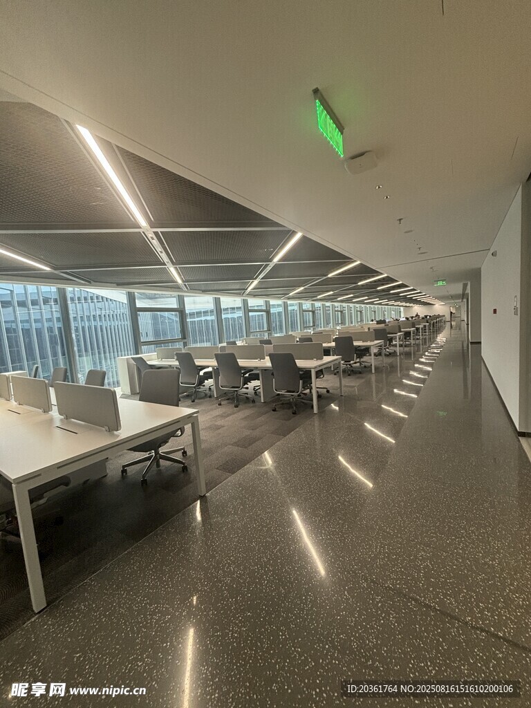 现代宽敞开放式办公空间