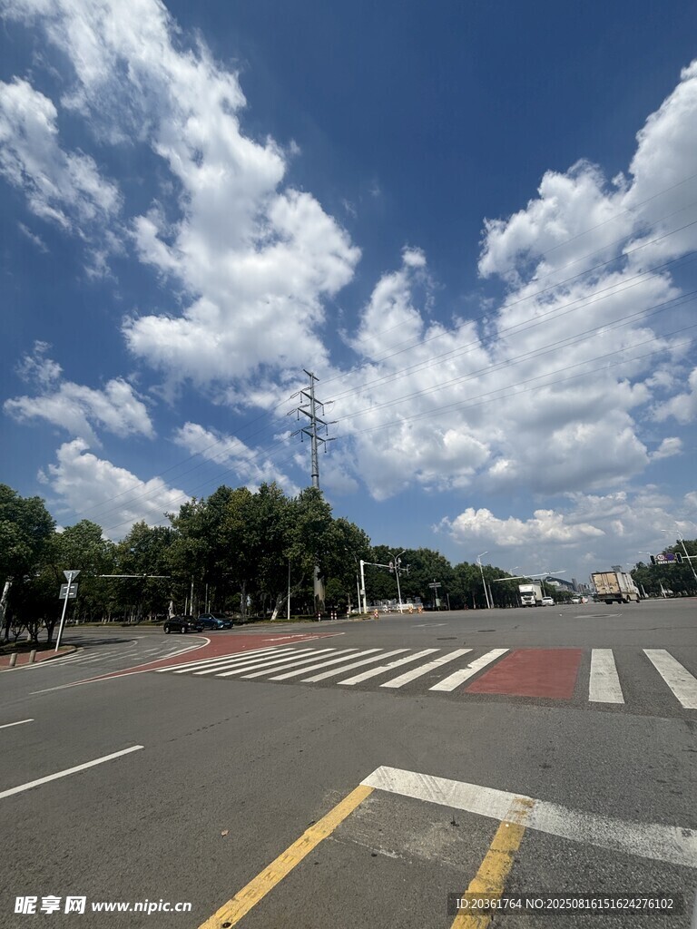 空旷道路与蓝天白云景象