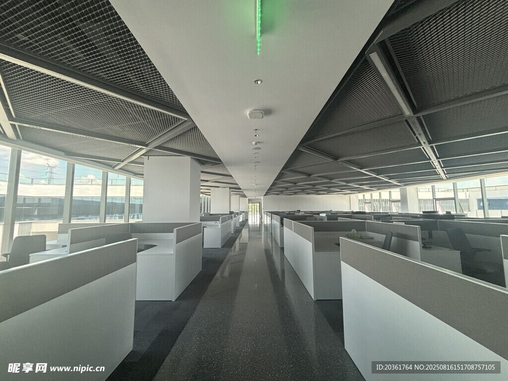 现代宽敞办公走廊空间