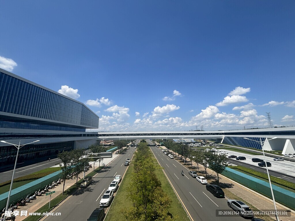 城市宽阔道路与现代建筑景观