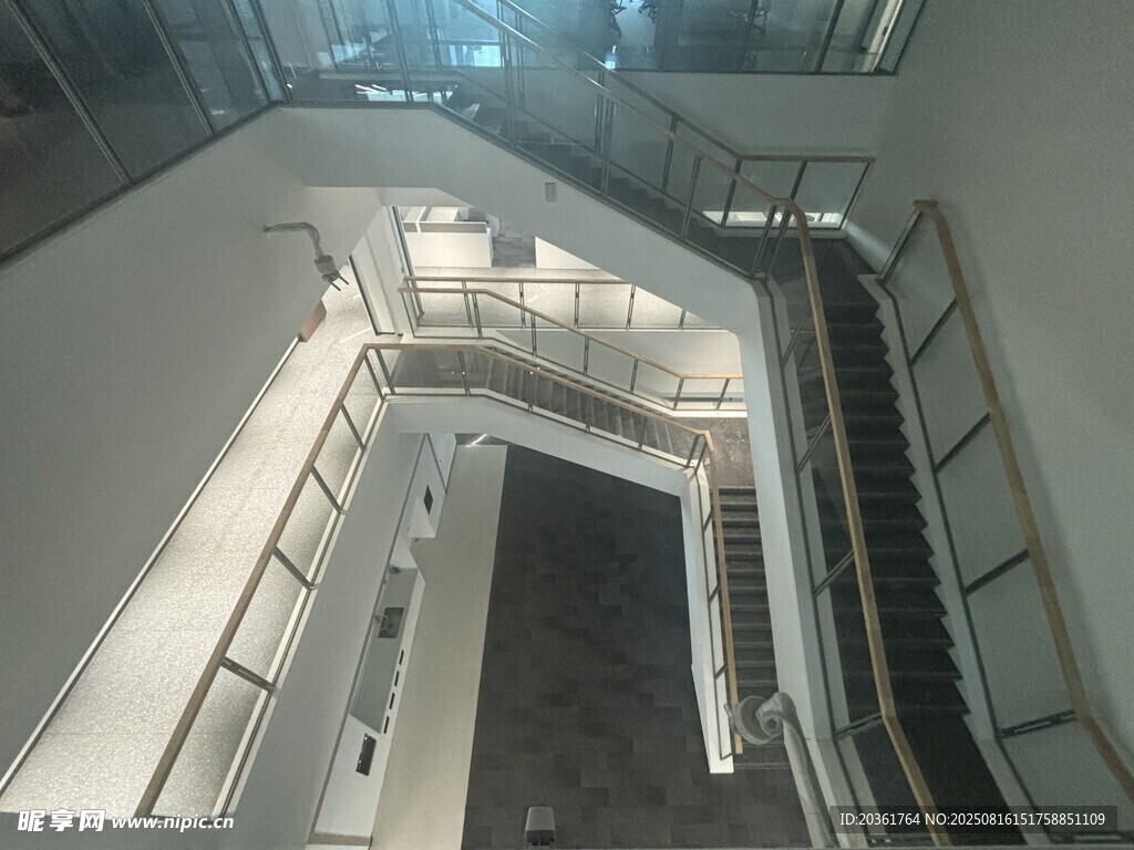 现代建筑内部的多层空间