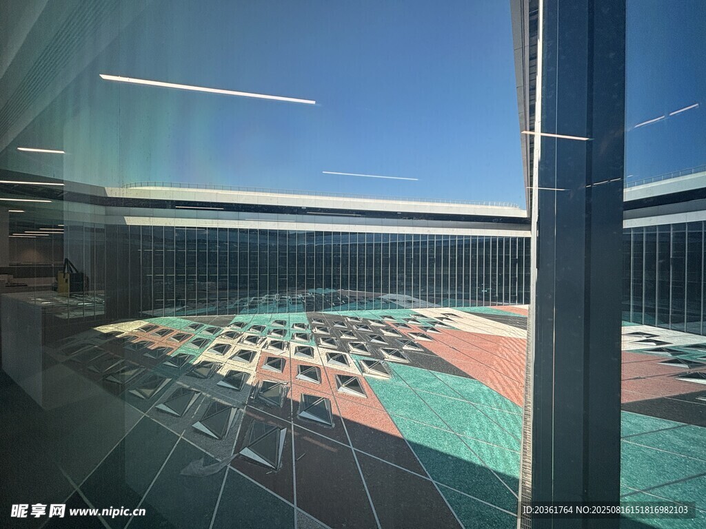 透过玻璃看多彩地面景观