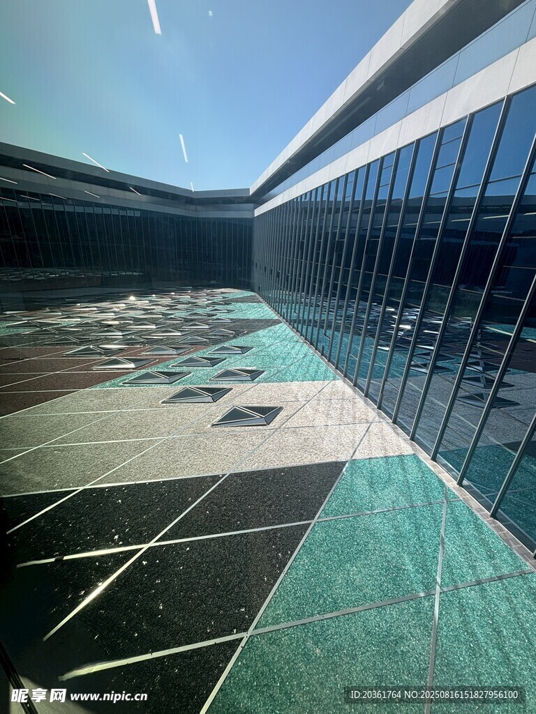 现代建筑玻璃幕墙与地面景观