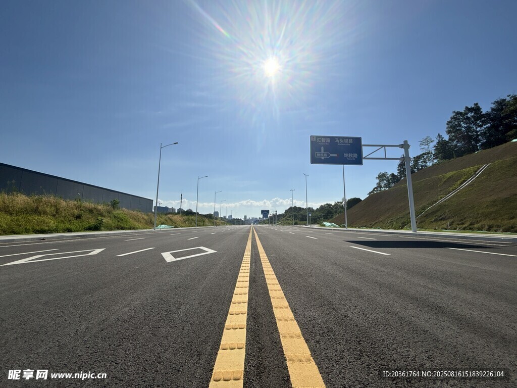 宽阔公路伸向远方