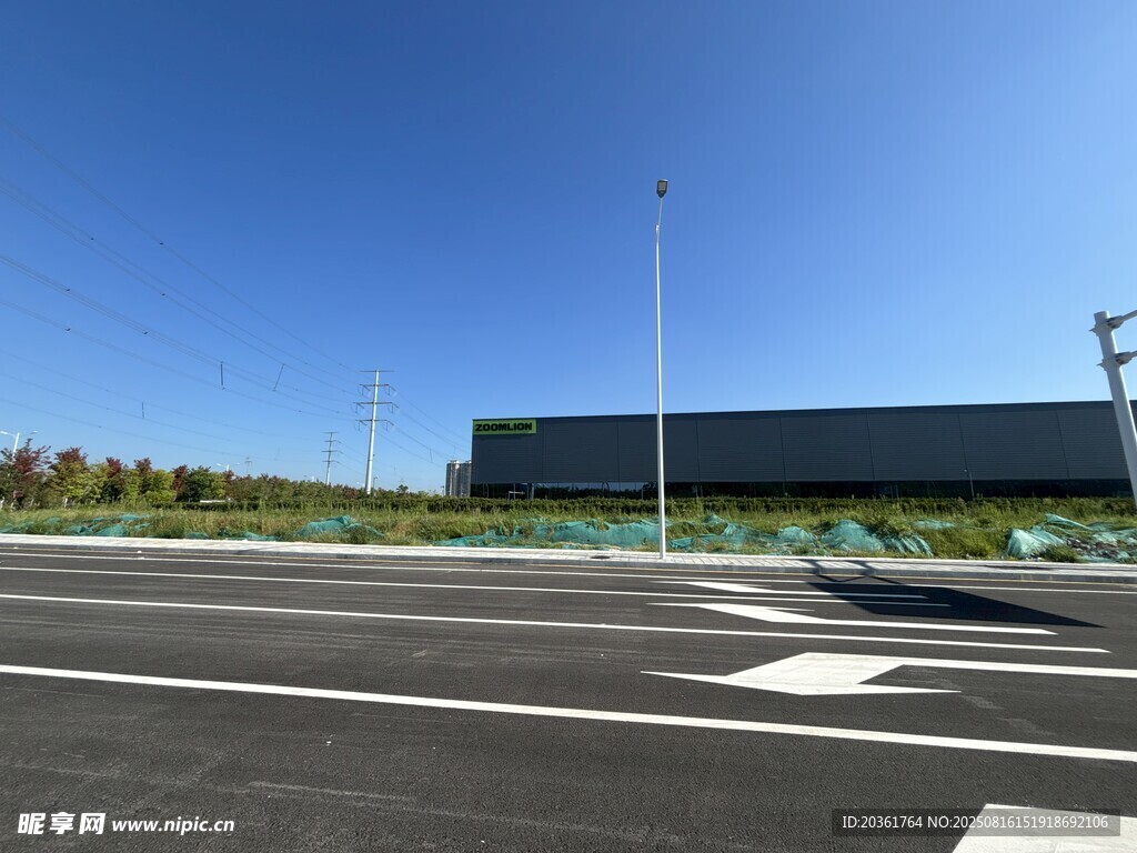 宽阔道路与远处建筑景观