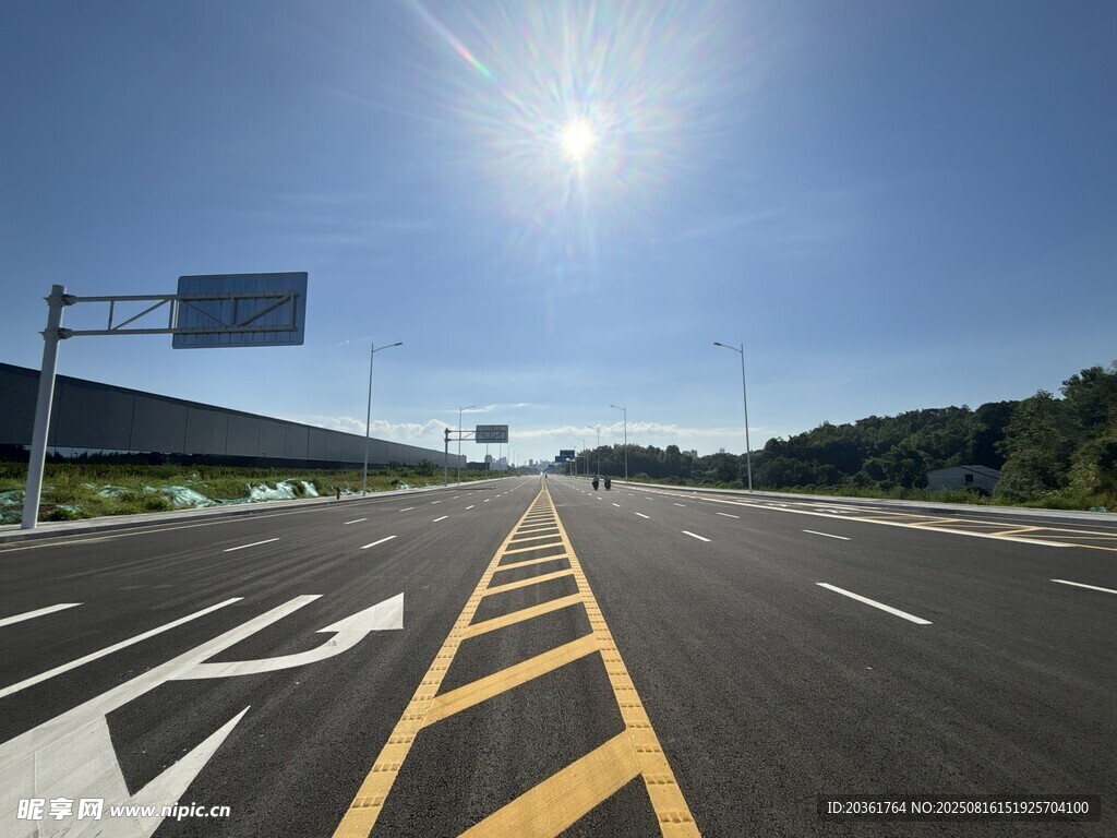 宽阔公路