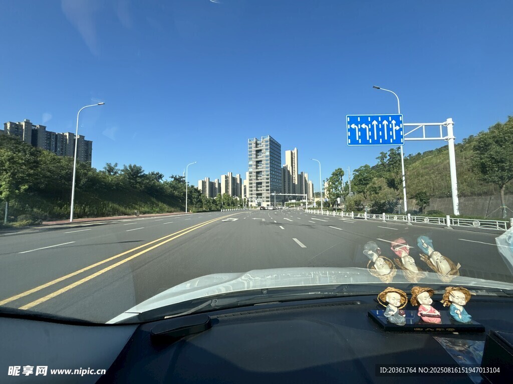 车内视角的城市道路风景