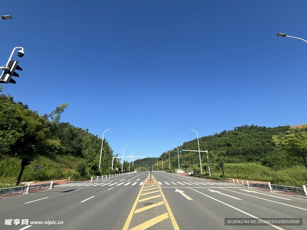 宽阔公路伸向远方