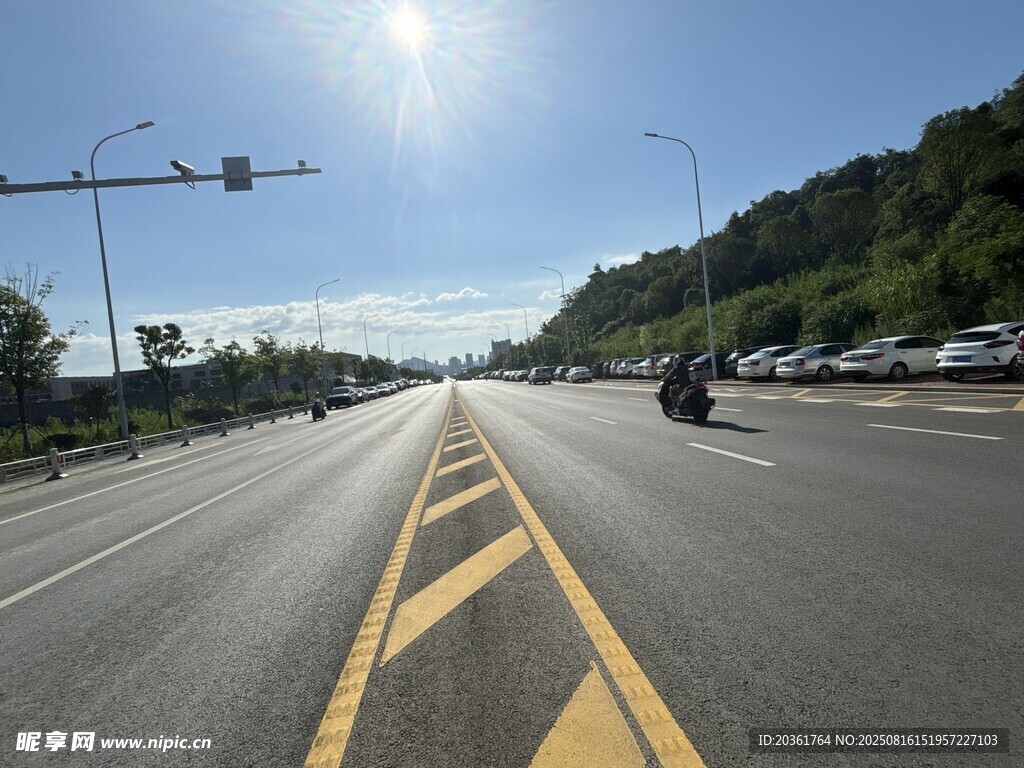 宽阔公路上的骑行景象