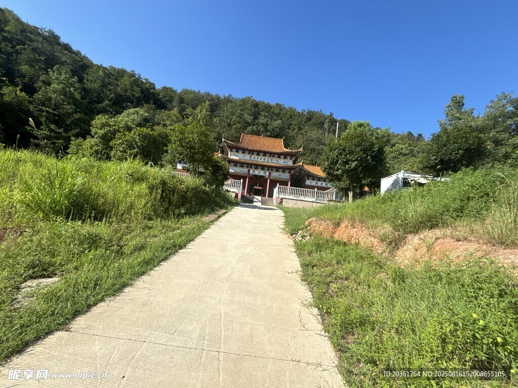 山间小径通向古朴建筑