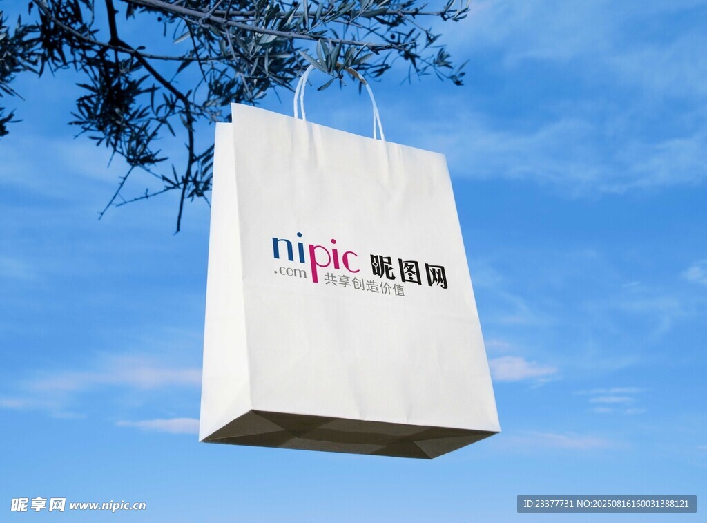 白色手提袋纸袋样机蓝天白云