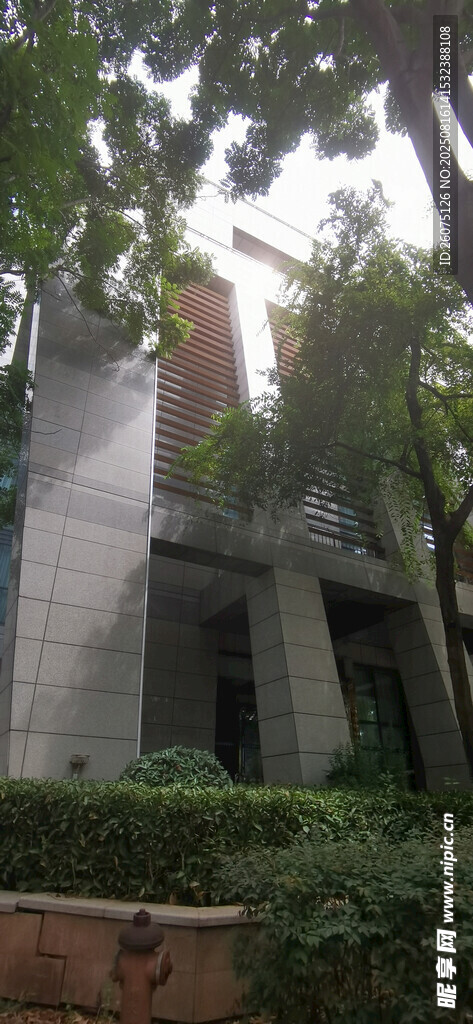 若隐若现建筑与繁茂绿植