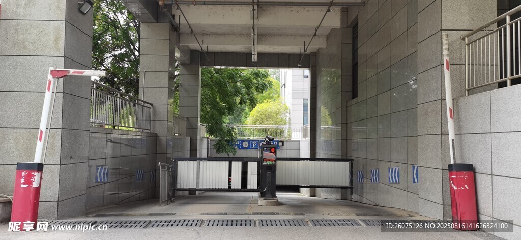 地下停车场入口场景