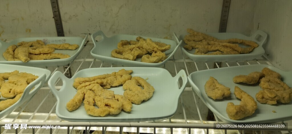 美味自助食材整齐摆放