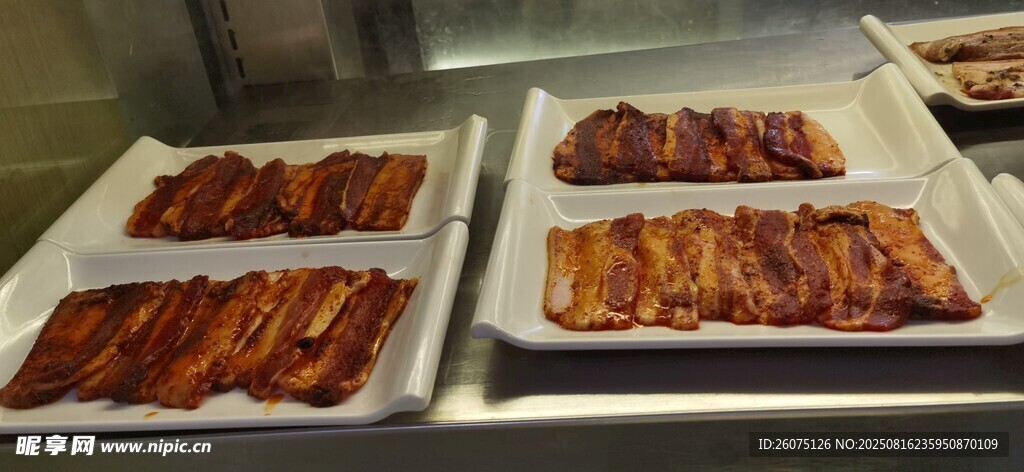美味烤肉整齐摆放