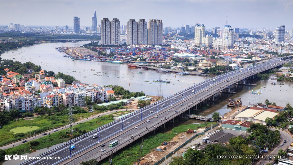 城市河畔高架桥风景