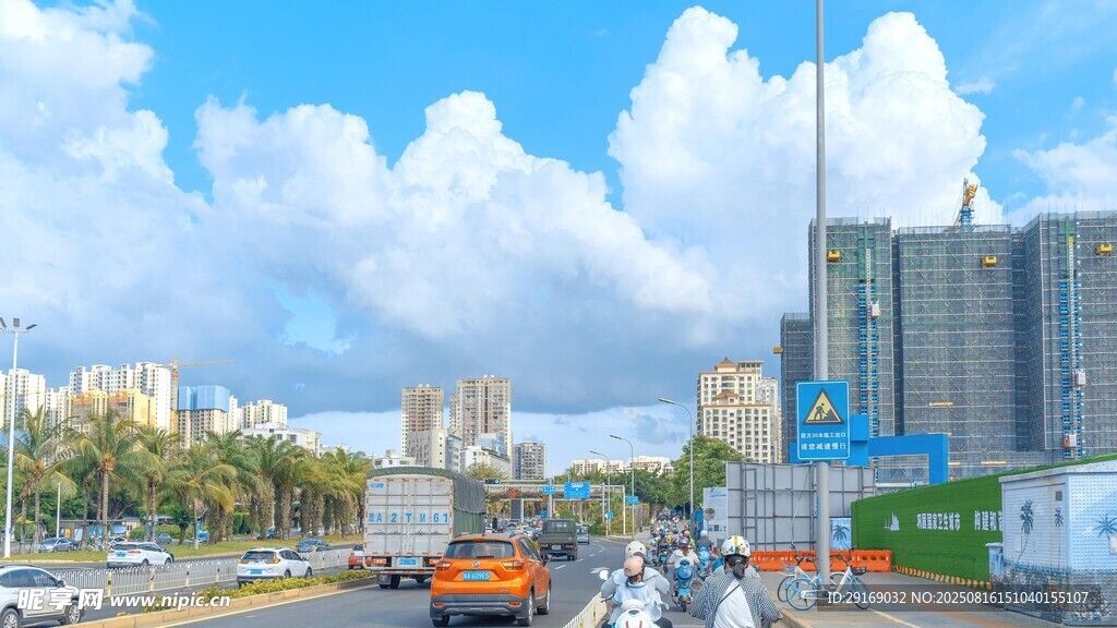 城市繁忙道路景象