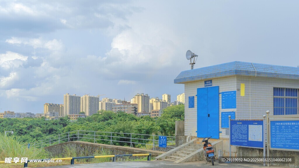 蓝色建筑旁的城市远景