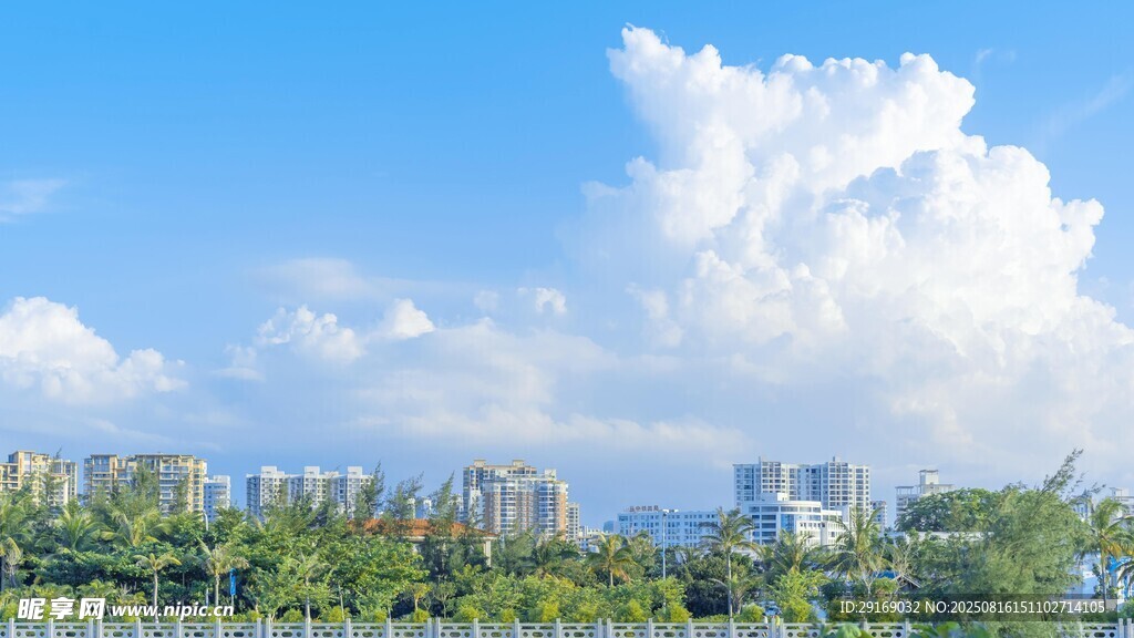 蓝天白云下的城市景观