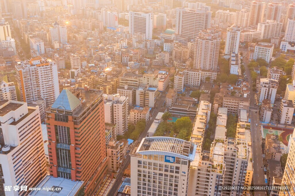 城市天际线 阳光照耀景象
