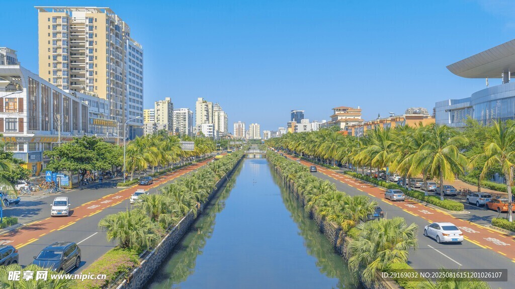城市河道景观 绿树高楼相伴