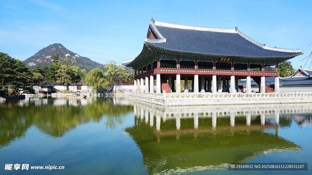韩国传统建筑倒映于湖面