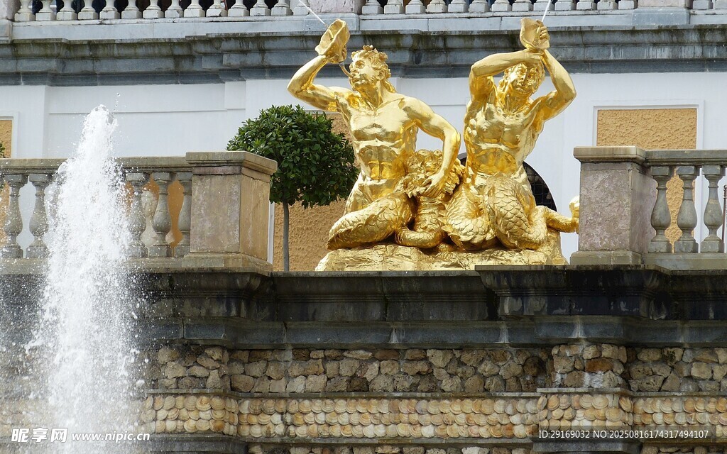 金色喷泉雕塑