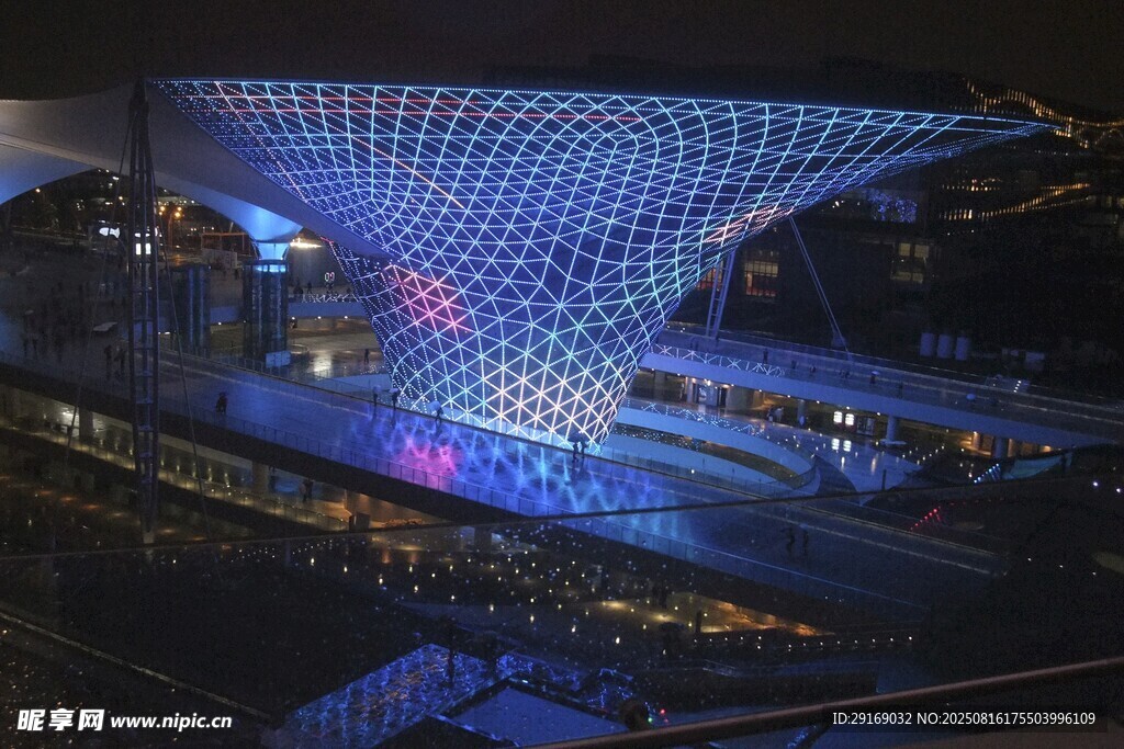 璀璨灯光下的现代建筑景观