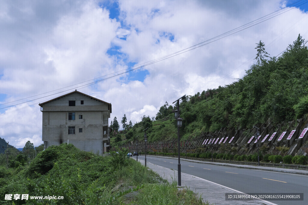 山间公路旁的古朴小屋