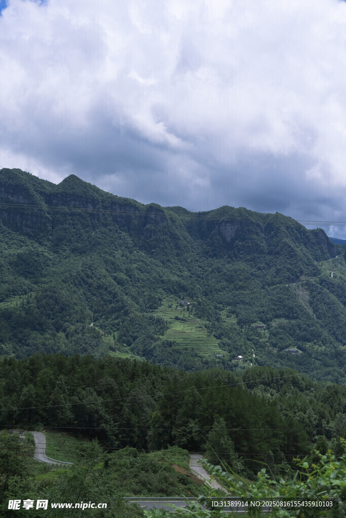青山云雾间的自然美景