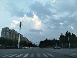 城市道路上空的多云景象