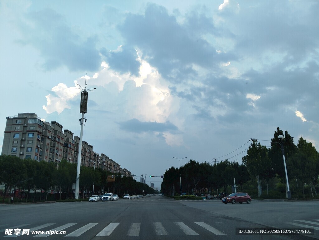 城市道路上空的多云景象