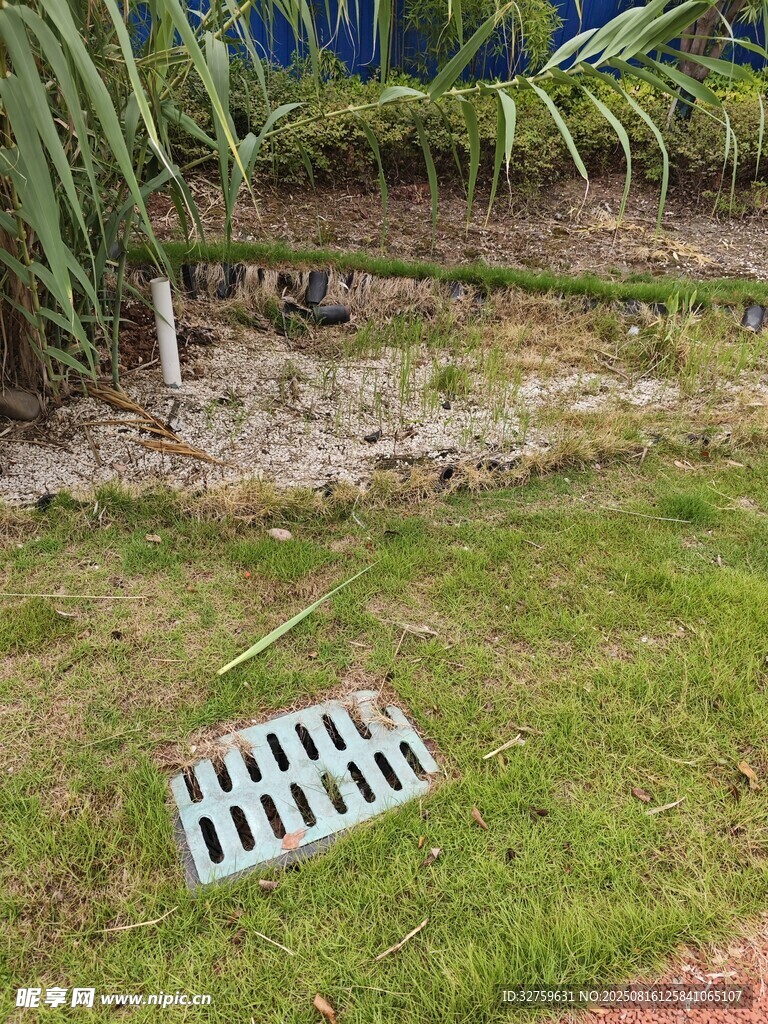 草地中的金属排水格栅