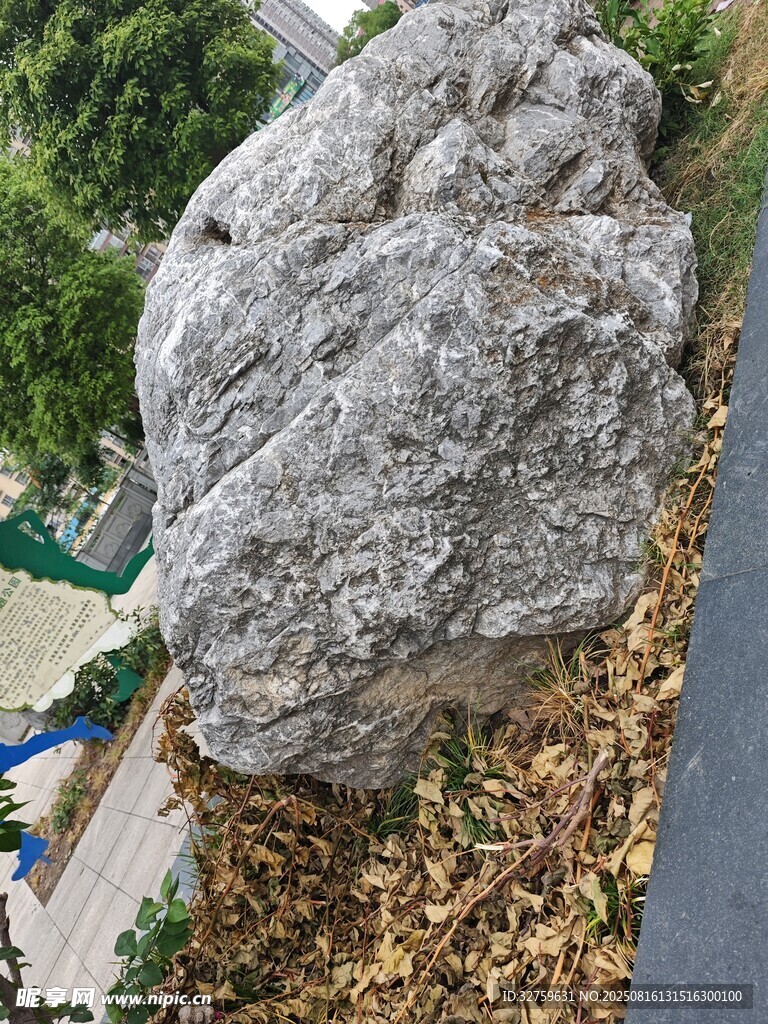 户外巨大灰色岩石景观