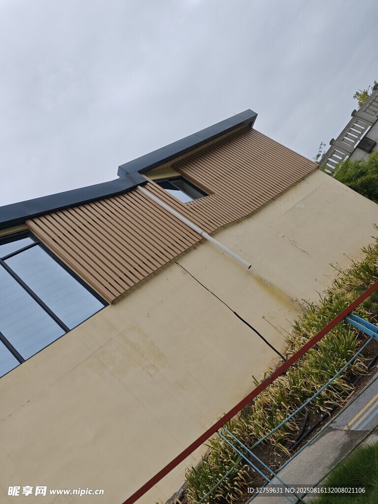 现代风格建筑外观一角