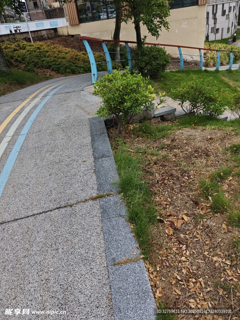 城市中整洁的人行道景观