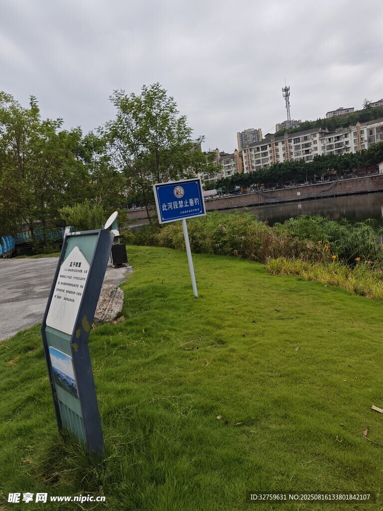 户外绿地旁的指示牌景观