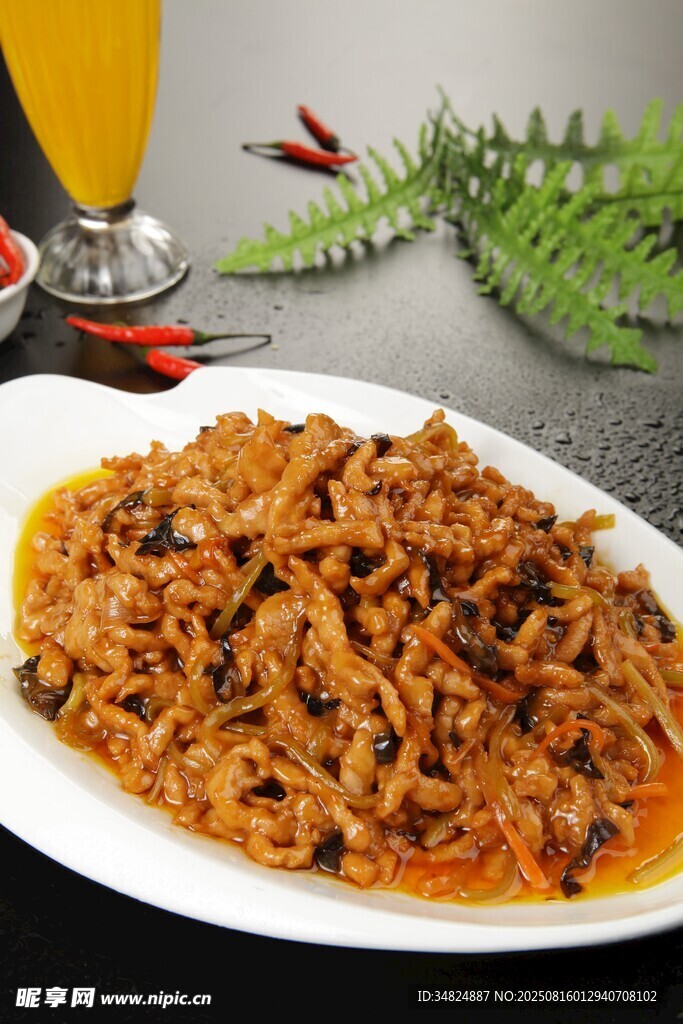 美味炒肉丝搭配清爽饮品