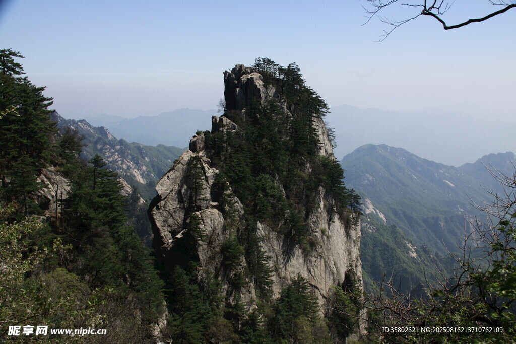 巍峨奇峰屹立山间