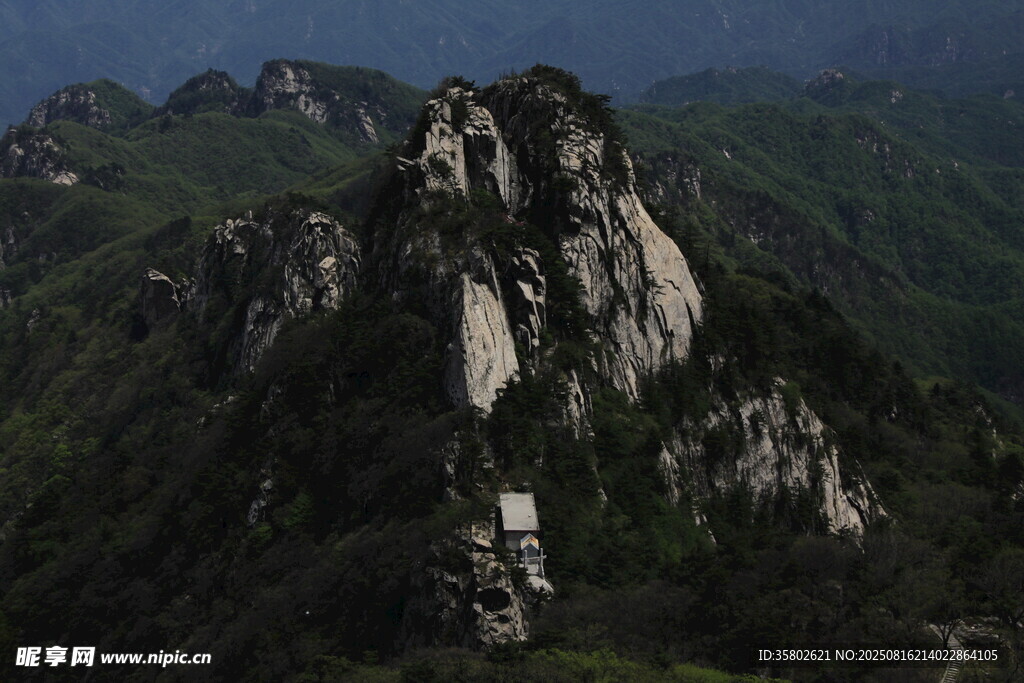 巍峨峻峭的壮观山峰