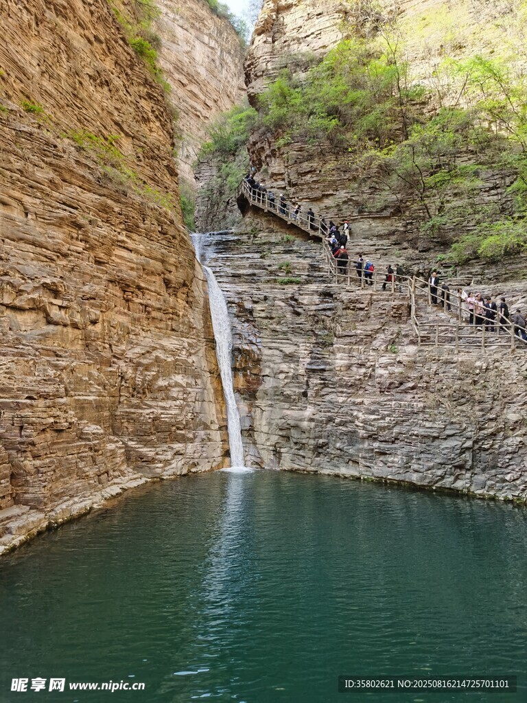 山间飞瀑下的碧绿深潭