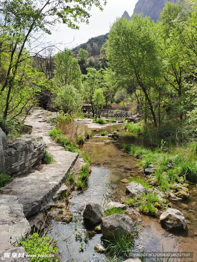 山间溪流