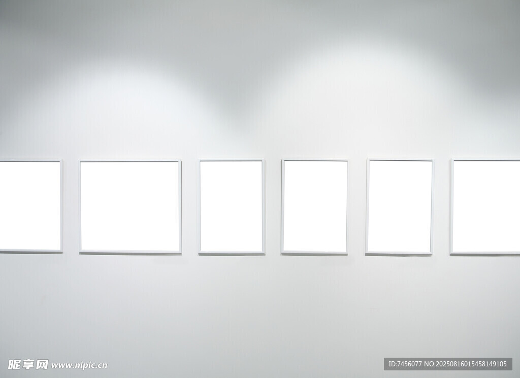 空白画框排列于墙面