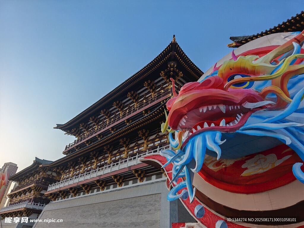 中式建筑前的精美龙雕塑